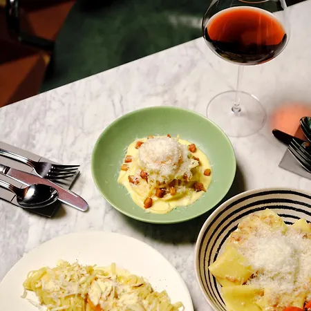 Schwan Locke Hotel München