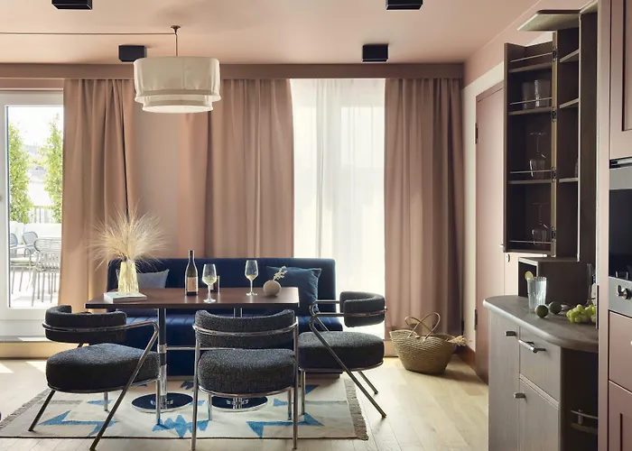 Schwan Locke 4* Munich